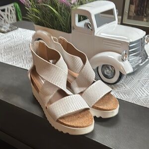 Steve Madden White Wedge Sandals with Textured Straps